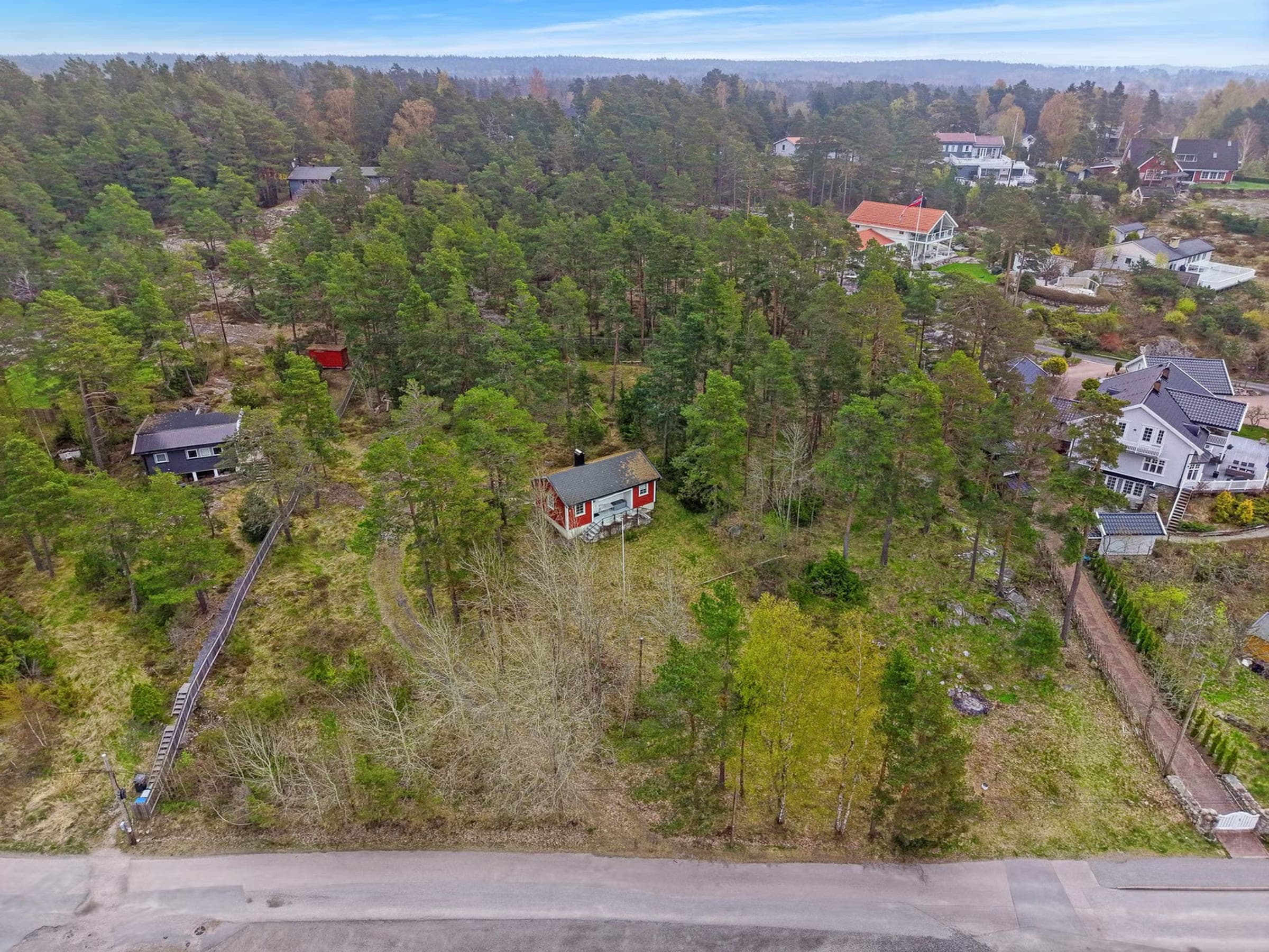 Dronefoto av tomten Støtvigveien 60 i Larkollen, sett fra vest